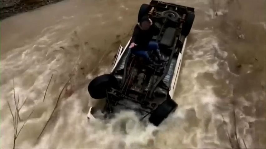 Video: Žena strávila 15 hodin na převráceném autě, z řeky ji vytáhli hasiči